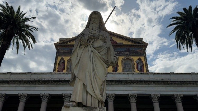 La statua di San Paolo nella Basilica Ostiense