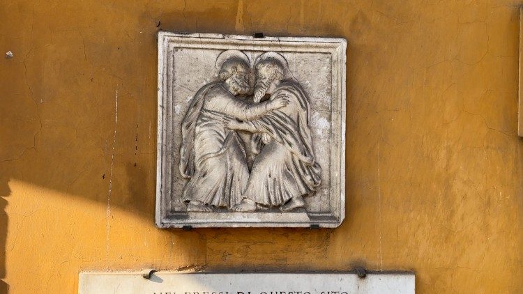 La scultura commemorativa del luogo dell'ultimo incontro tra Pietro e Paolo