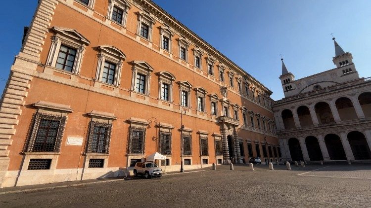 Il Palazzo del Vicariato e la facciata posteriore della Basilica Lateranense