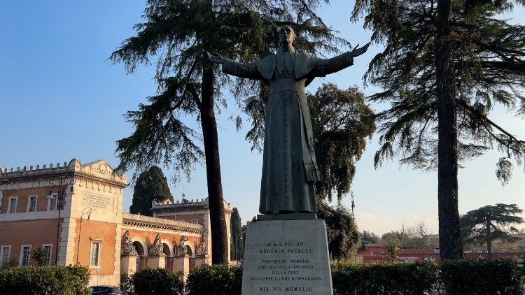 La statua di Pio XII a San Lorenzo fuori le Mura