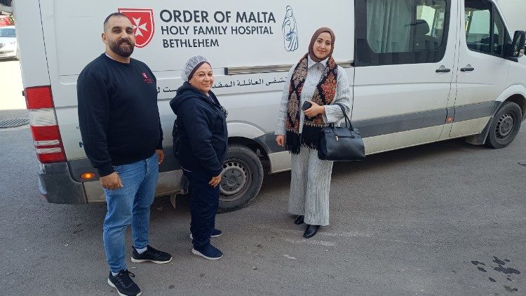 La clinica mobile dello Smom con il personale di servizio