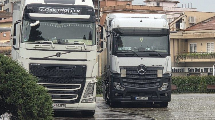 Грузавікі з ежай для украінскіх сем'яў