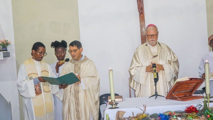 Arcebispo da Beira, Dom Claudio Dalla Zuanna, na nova Paróquia, Santa Cruz do Mutondo