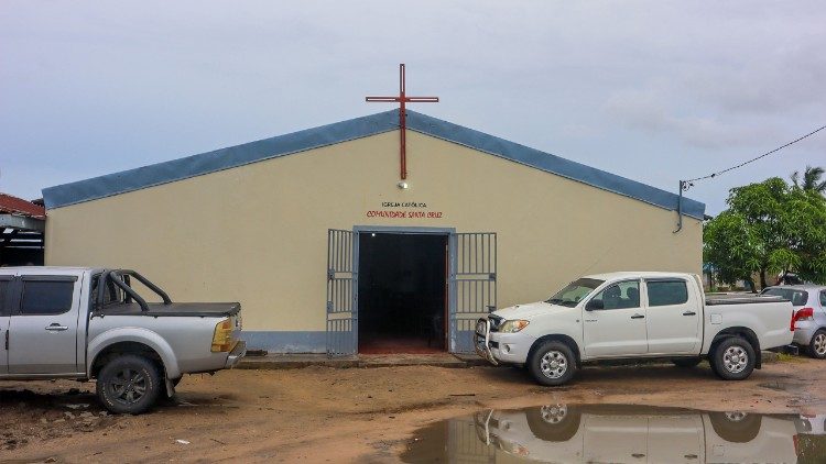 Igreja da Comunidade Santa Cruz do Mutondo, agora elevada &agrave; Par&oacute;quia