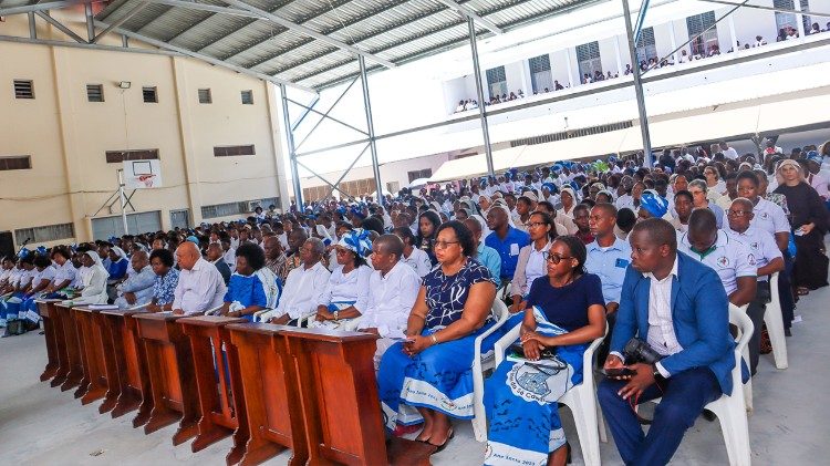 Milhares de fi&eacute;is da Beira participaram na Missa de encerramento do Ano jubilar