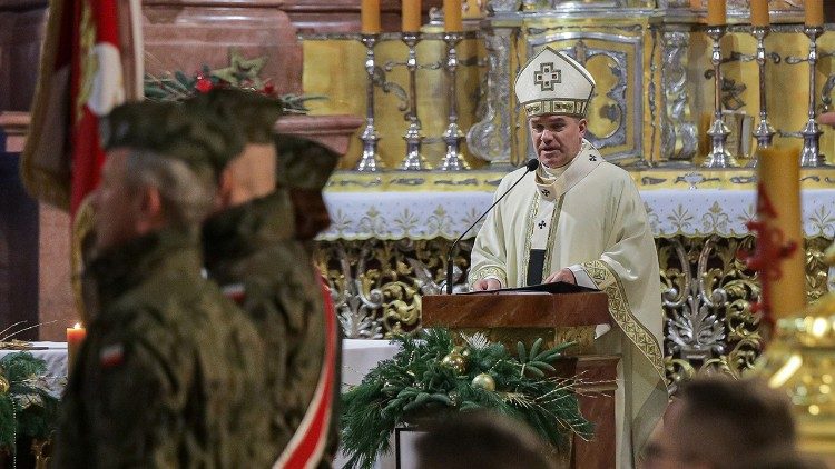 Abp Zbigniew Zieliński podczas Mszy św. w poznańskiej farze (Facebook Archidiecezja Poznańska)