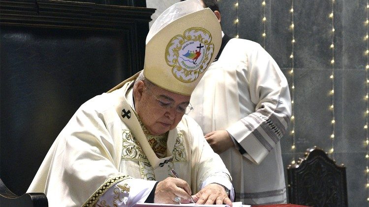 Assinatura da Carta Pastoral por Dom Orani Jo&atilde;o Tempesta