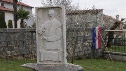 Reljef biskupa Dobrile ispred rodne kuće u Ježenju