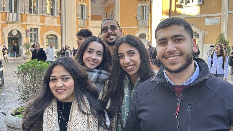  Algunos de los j&oacute;venes en la plaza de San Ignacio en Roma