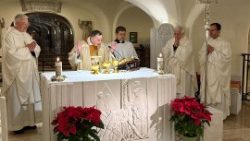 Kardinál Koch, prefekt Dikasteria pro jednotu křesťanů, celebroval v kryptě Svatopetrské baziliky mši svatou v den třetího výročí smrti Benedikta XVI.