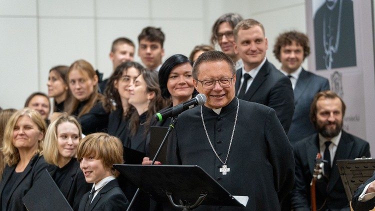 Kardinolas Grzegorzas Ryśis Paryžiaus jaunimo susitikime (2025 m. )