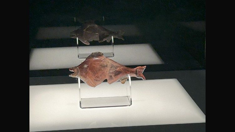 Skleněná ryba, 4. století n. l., 16,5x7,5x4 cm, nález v Ammánu, Jordánské archeologické muzeum