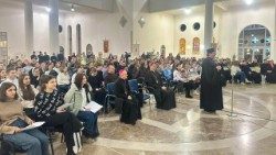 Abp Szewczuk z ukraińską młodzieżą w katedrze w Kijowie