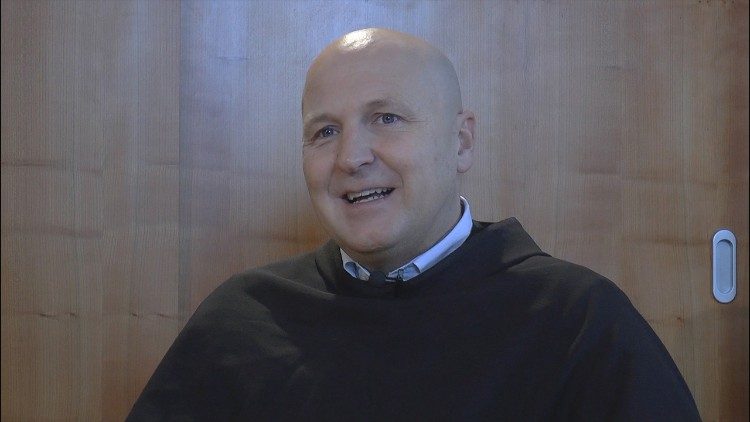 Pater Toni Brinjovc med pogovorom.