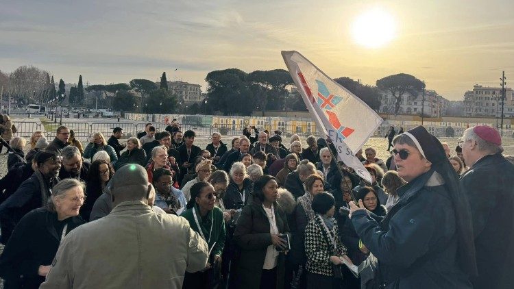 Pilgerflagge zeigen: Sr. Anna Mirijam Kaschner mit nordischen Pilgern auf Heiligjahr-Wallfahrt in Rom