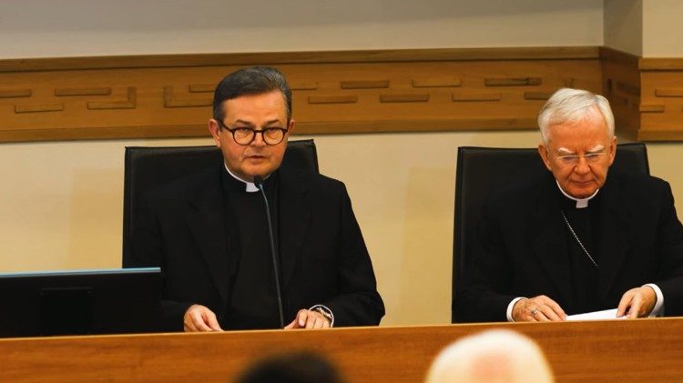 Ks. prał. dr Paweł Ptasznik i abp Marek Jądraszewski podczas obchodów 40-lecia Fundacji w Urbanianum w Rzymie (2022) (YouTube @VaticanJP2)