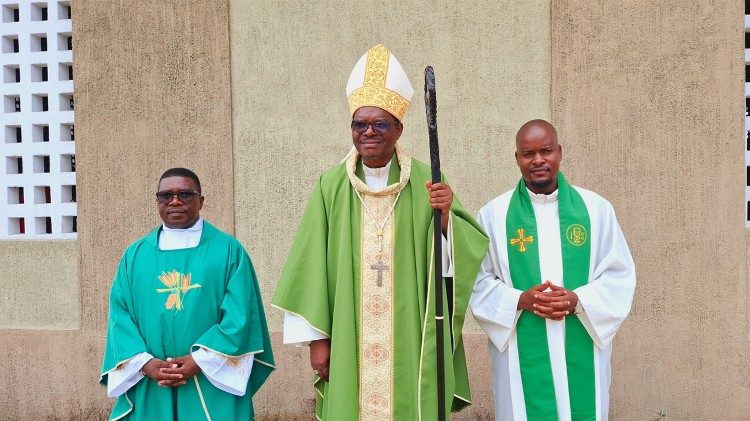 Dom António Constantino, Bispo Auxiliar da Beira, e os Padres Suade José Suade e Fijamo Manuel
