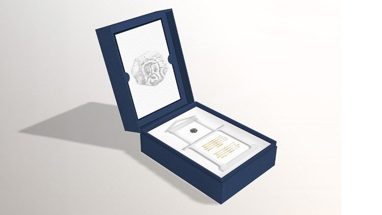 L'astuccio contenente la moneta scelta dalla BAV per celebrare il Giubileo