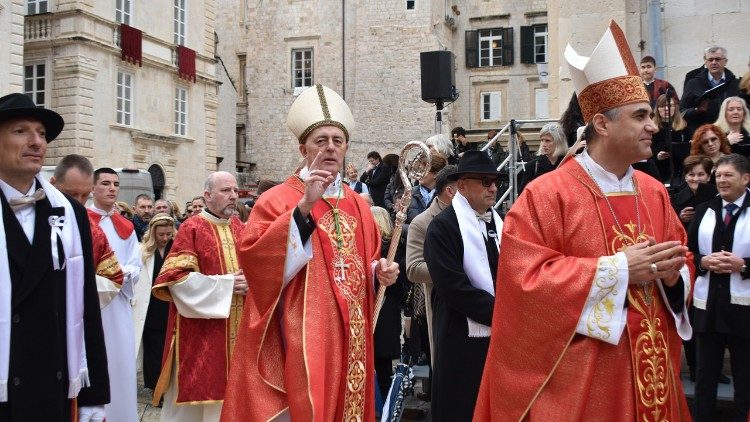 Nadbiskup Lingua i biskup Glasnović u pratnji festanjula  (Foto: Šime Zupčić)