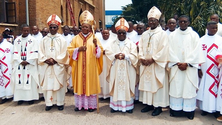 Mgr Willy Ngumbi, évêque de Goma, entouré du cardinal Fridolin Ambongo, et de Mgr Edouard Tsimba, évêque auxiliaire de l'archidiocèse de Kinshasa.