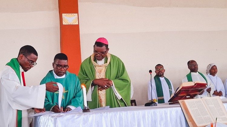 Dom António Constantino, Bispo Auxiliar da Beira (Moçambique), na Missa de tomada de posse do Padre Suade José Suade como Pároco da Sagrada Família, na Beira