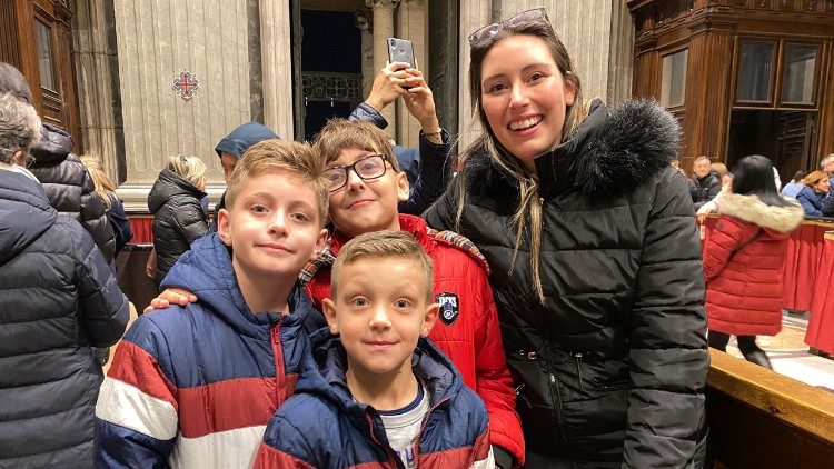 J&eacute;ssica e parte da fam&iacute;lia ap&oacute;s o encontro com o Santo Padre