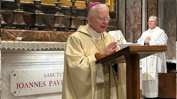 Messe devant la tombe de saint Jean-Paul II dans la basilique vaticane