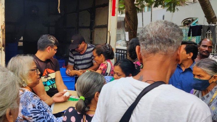 Volunteers provide aid for people in need in Mumbai