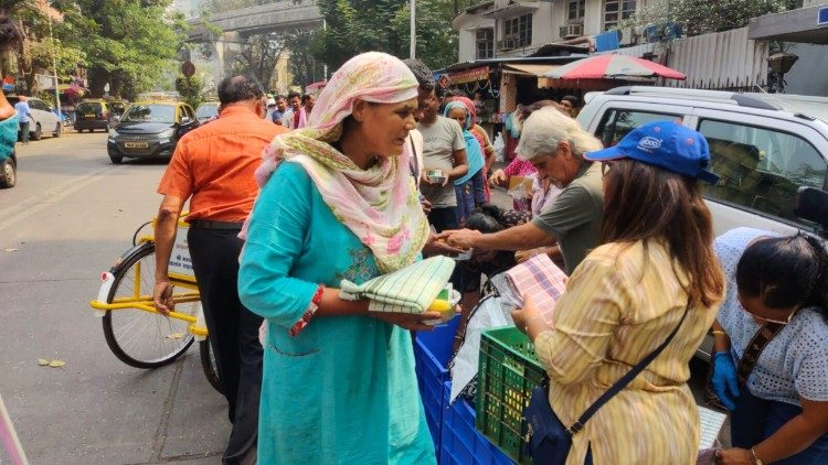 Volunteers provide aid for people in need in Mumbai