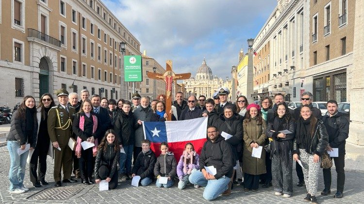La Embajadora de Chile ante la Santa Sede, Patricia Araya, sostiene la Cruz del Jubileo.