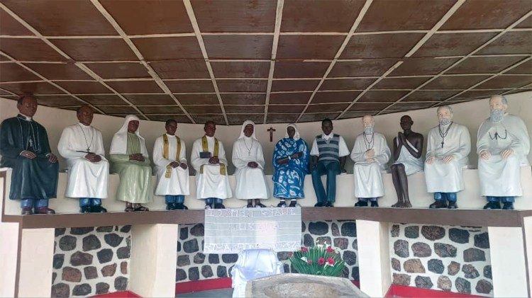 Les statues du premier chrétien et des premiers religieux burundais, à la paroisse Muyaga, dans le diocèse de Ruyigi.