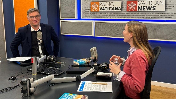 Заснавальнік дабрачыннай арганізацыі Mary's Meals Магнус Макфарлэйн-Бэроў падчас інтэрв'ю Ватыканскаму радыё