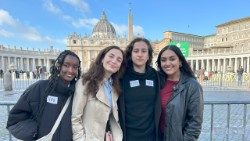 Les participants à la rencontre interreligieuse «Meaning Meets Us» ont rencontre le Pape à la fin de l'audience générale, le mercredi 5 février 2025.