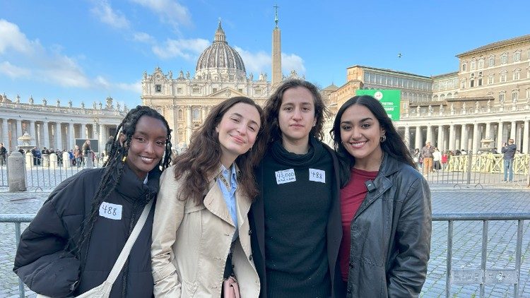 Les participants à la rencontre interreligieuse «Meaning Meets Us» ont rencontre le Pape à la fin de l'audience générale, le mercredi 5 février 2025.