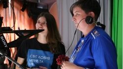 Sor Alina Petrauskajte, SCM (derecha) trabajando en la redacción (archivo privado de Sor Alina)