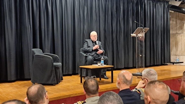 Imzot Paul Richard Gallagher në qendrën kulturore franceze St Louis në Romë