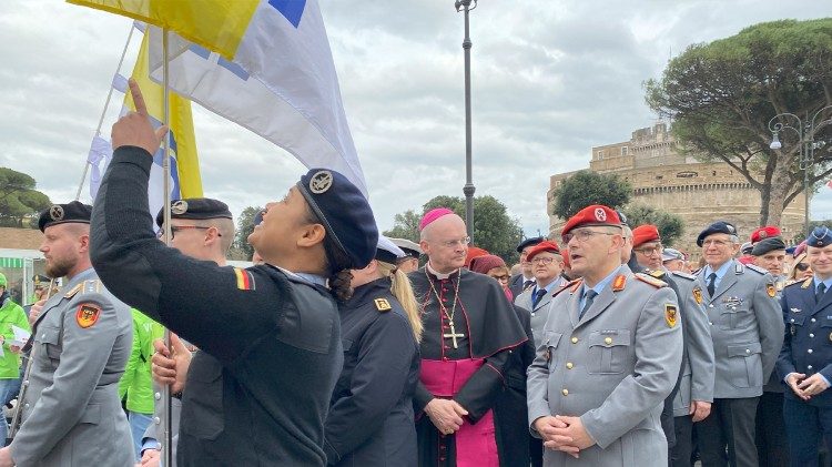 Erzbischof Franz-Josef Overbeck mit der Gruppe von Soldaten in Rom