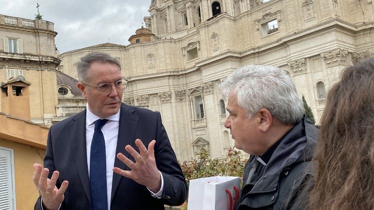 Die Geschenkübergabe an Kardinal Krajweski