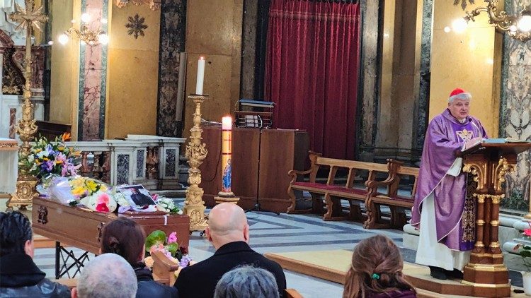 Il cardinale Krajewski durante l'omelia alle esequie di Mizzi