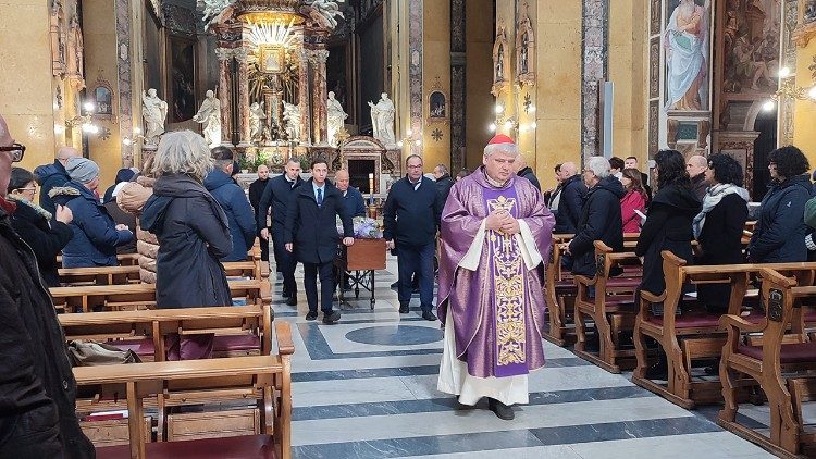 Il cardinale Krajewski alla celebrazione dei funerali di Mizzi alla Traspontina.