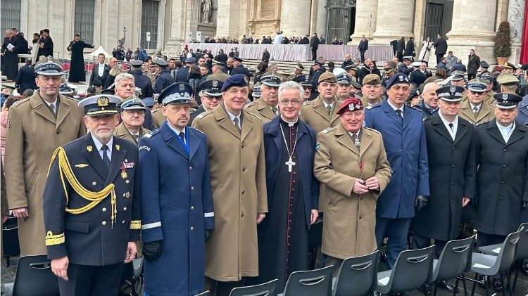 Polska delegacja na Jubileuszu Służb Mundurowych (ks. Paweł Rytel-Andrianik)