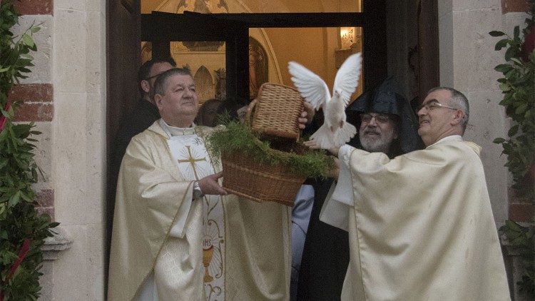 Խաղաղութեան աղաւնիներու արձակումը` ի նպաստ նաեւ Լիբանանի խաղաղութեան