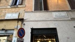 Incontro di via dei Banchi vecchi con via del Pellegrino