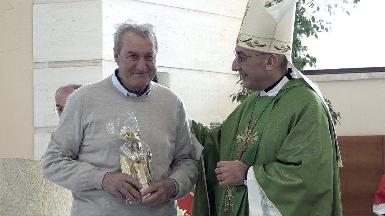 Il cardinale vicario Reina consegna il premio "Vivos Amores"