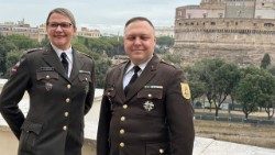 Bruņoto spēku jubileja: militārie kapelāni no Latvijas - Judīte Zusmane un Mareks Savickis