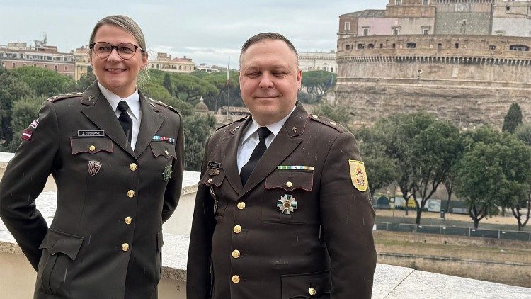 Bruņoto spēku jubileja: militārie kapelāni no Latvijas - Judīte Zusmane un Mareks Savickis