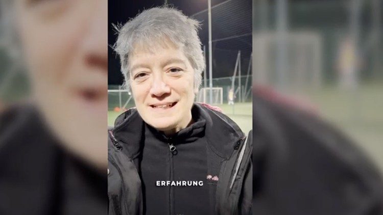 Schwester Livia spielt im Vatikan Fußball