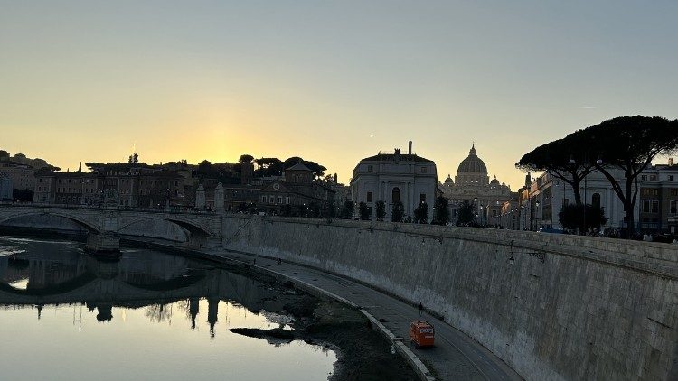 L'inizio di via della Conciliazione vista da Ponte Sant'Angelo al tramonto