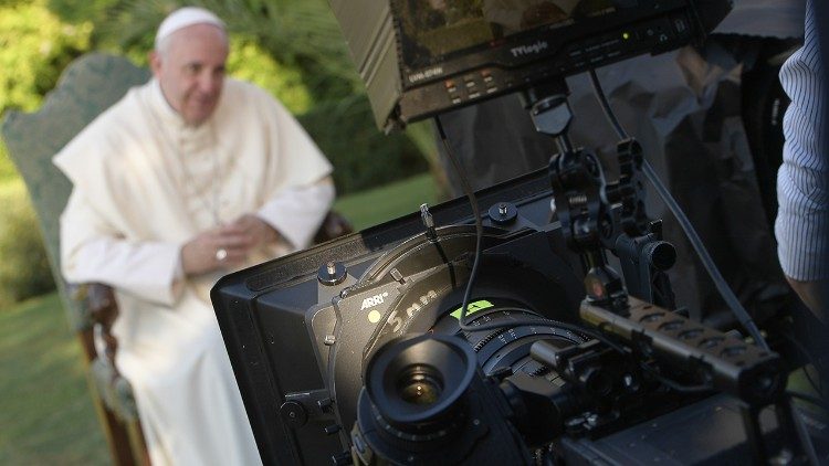 Papež František při natáčení dokumentárního filmu Wima Wenderse