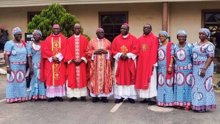 Nigerian Bishops of the Ibadan Ecclesiastical Province pose for a picture with some of the faithful